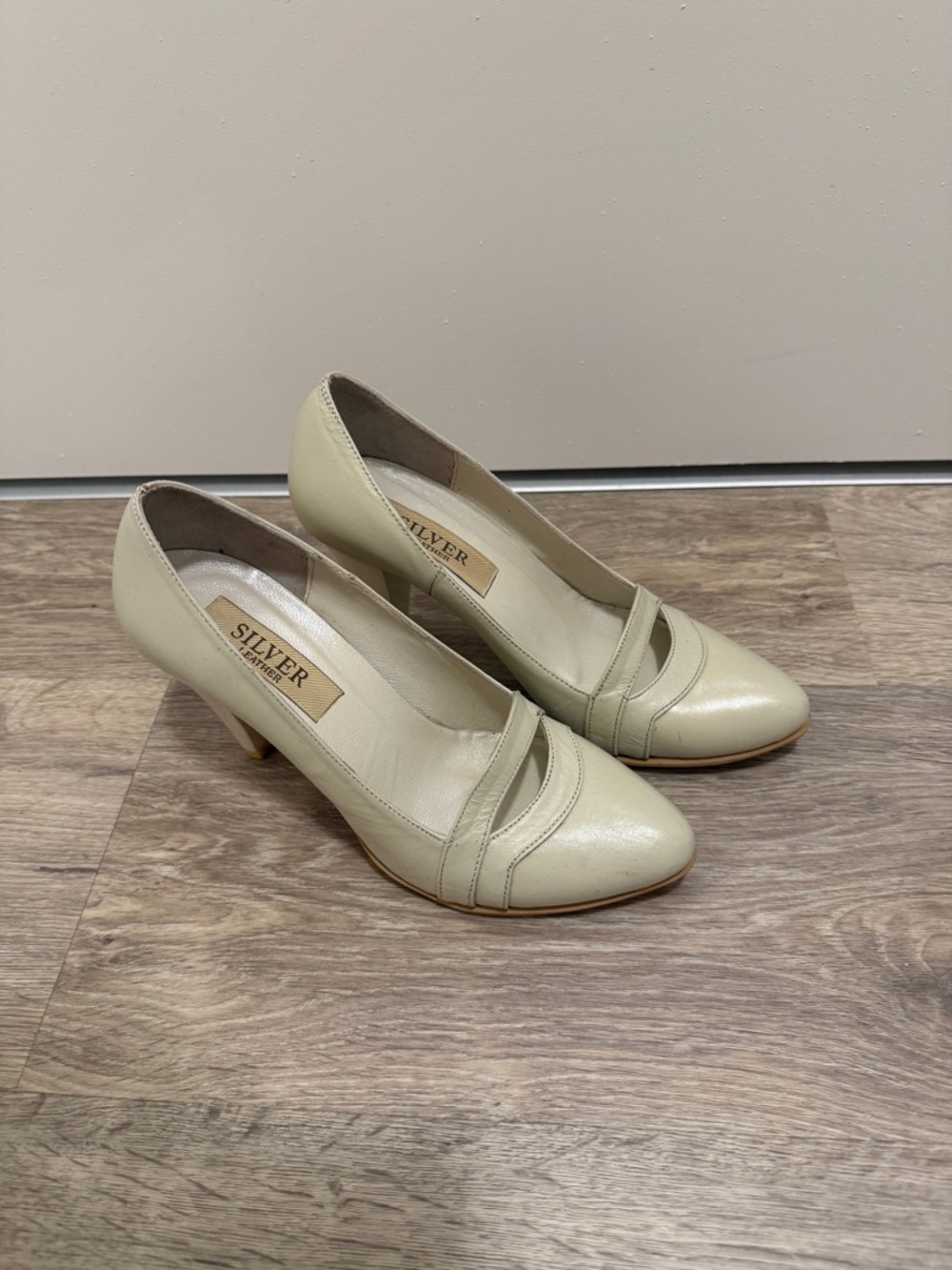 Silver Jeans Cream Low Block Heel Pumps